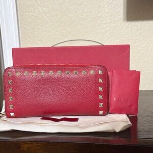 Valentino Garavani Rockstud Zip
Around Wallet - Red Leather